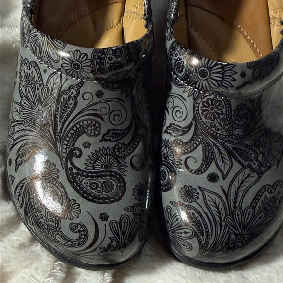 Nurse Mates Women's Black and Gray Paisley Clogs - Picture 5 of 7